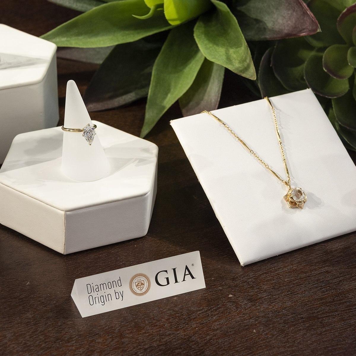 Bảng tên trưng bày sản phẩm có kiểm định GIA