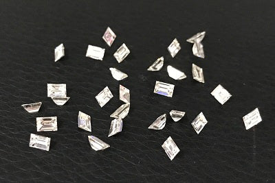 Rectangular diamond with side length 2.5 mm, color EF, cleanliness VVS